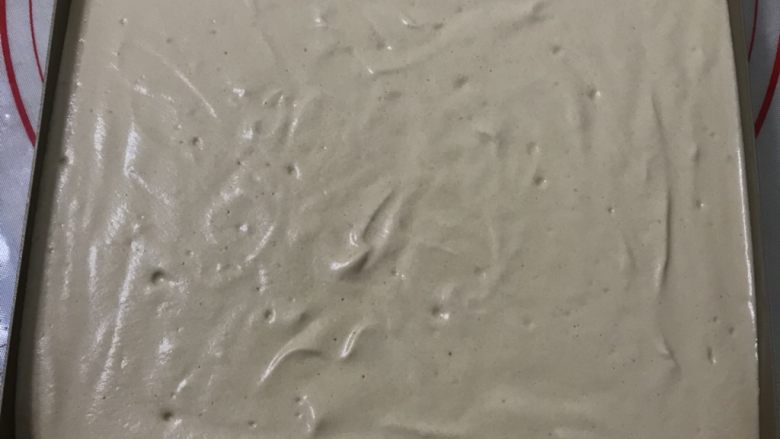 红糖戚风蛋糕卷(后蛋法),把蛋糕糊倒入金盘