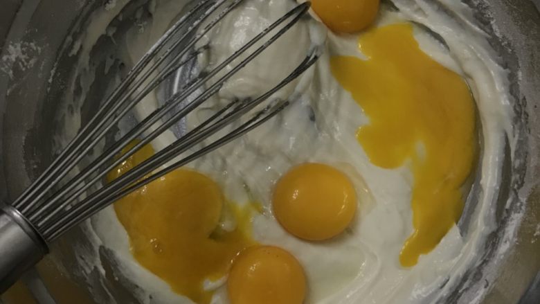 红糖戚风蛋糕卷(后蛋法),蛋黄和蛋白分离,蛋黄直接放入面糊盆里,这样可以少洗一个盆