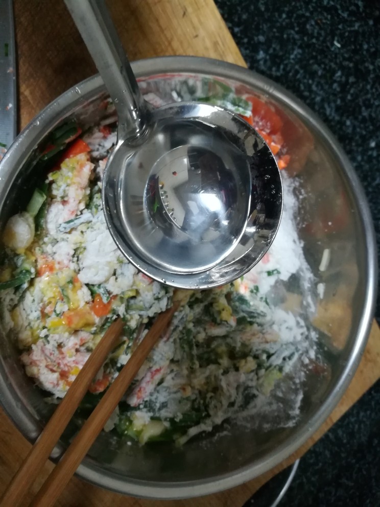 #最春天的饼#小根蒜鸡蛋饼,加2勺子清水,煎饼的面糊要稍微干点,不然不好成型