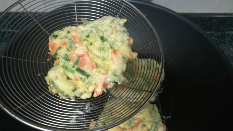#最春天的饼#小根蒜鸡蛋饼,煎好了一块饼,用漏勺控油