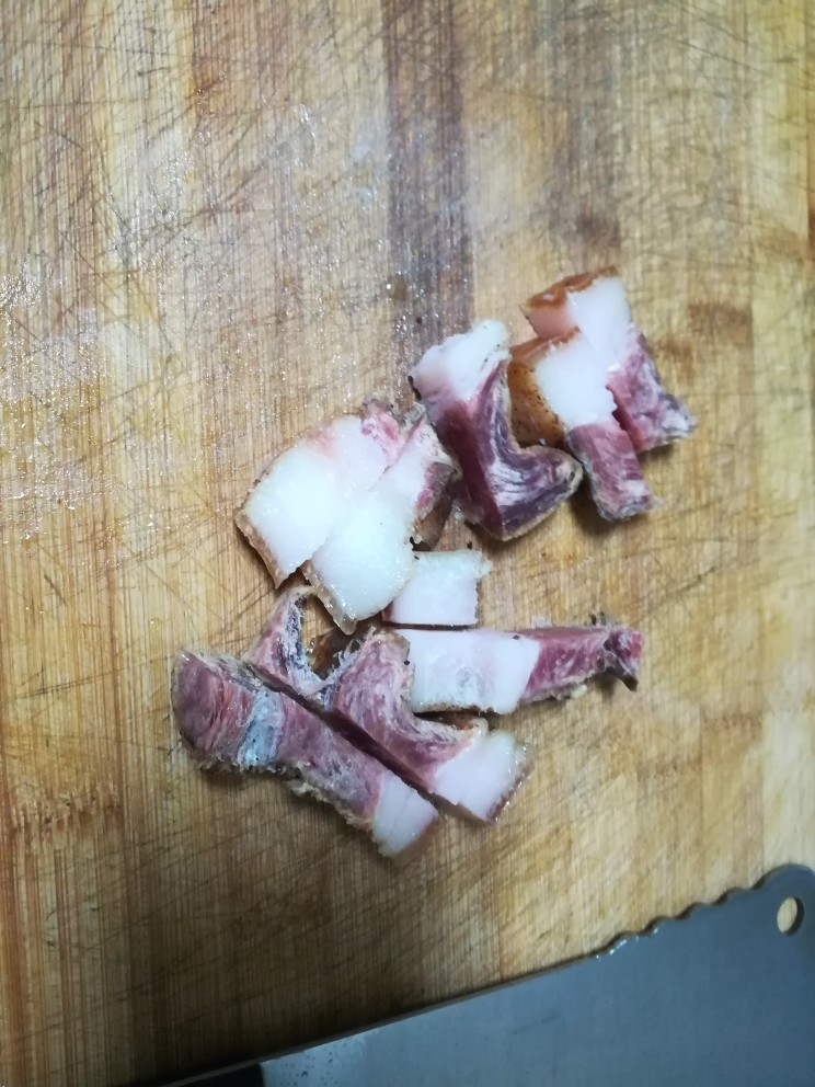 #最下饭的野菜#小根蒜炒腊肉,切下几块腊肉,切小,切薄
