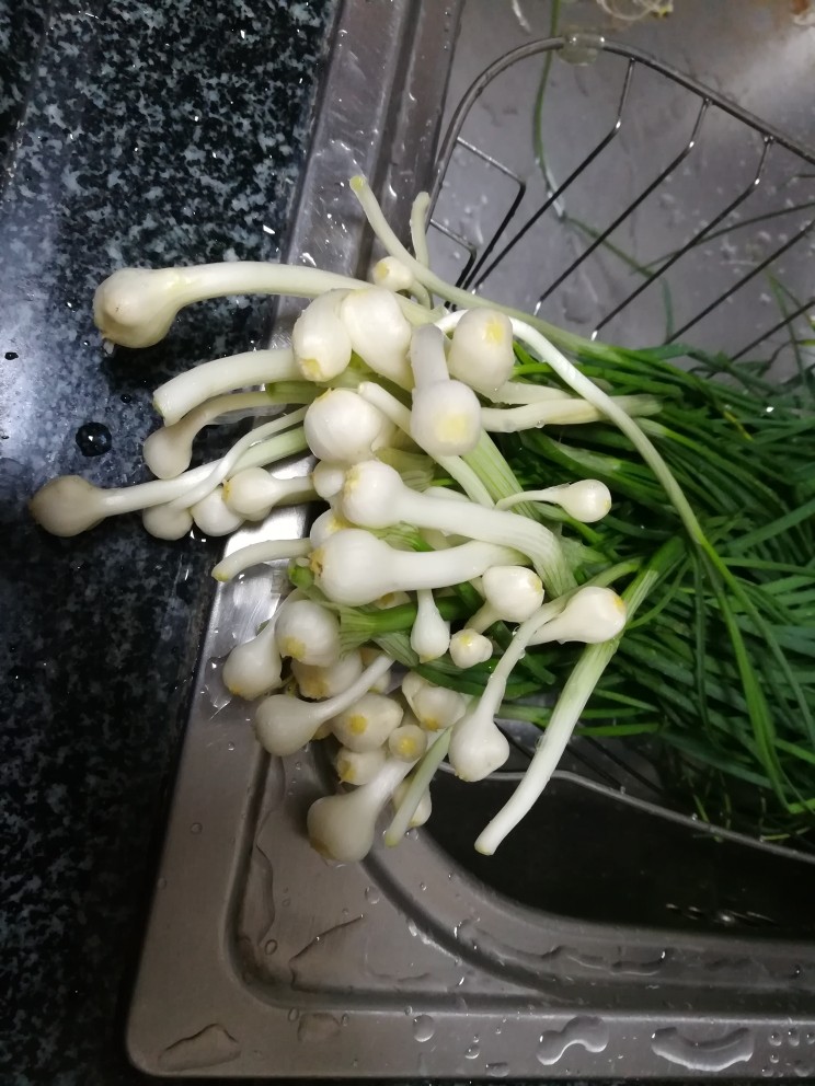 #最下饭的野菜#小根蒜炒腊肉,水灵灵,嫩生生的小根蒜