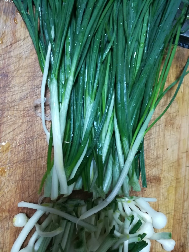 #最下饭的野菜#小根蒜炒腊肉,这是小根蒜的尾巴,最后下,一会儿就炒好了,太早下卖相不好,口感也受影响。