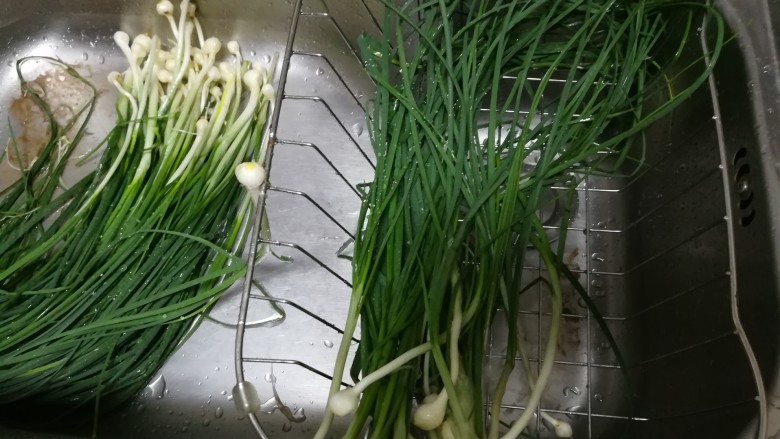 #最下饭的野菜#小根蒜炒腊肉,拔回来,去根洗净。如图所示,这样晾着洗更快。