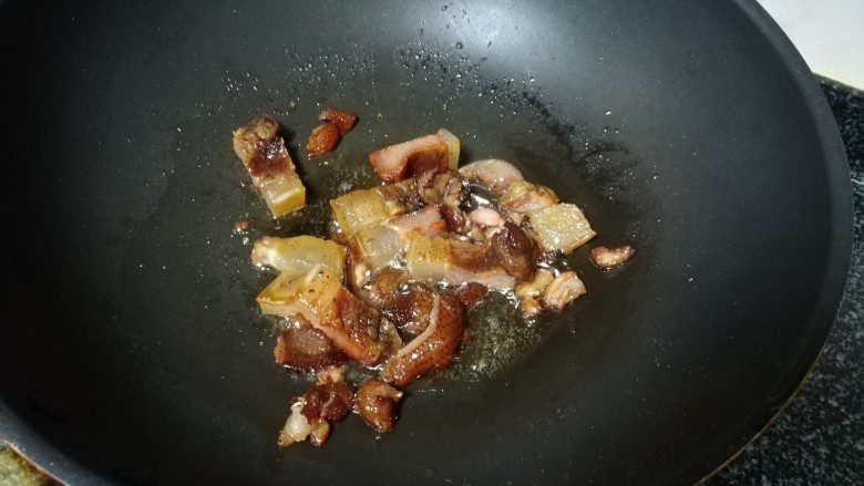 #最下饭的野菜#小根蒜炒腊肉,煸炒出腊肉的油,有点多,我滗出来一些了。