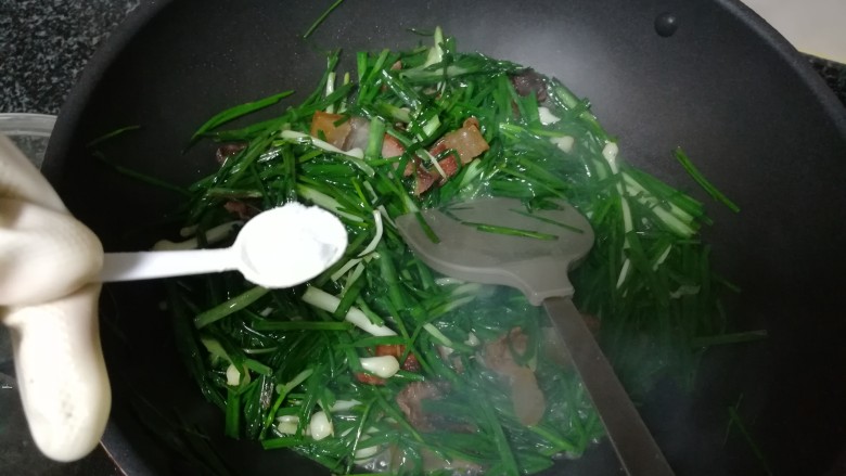 #最下饭的野菜#小根蒜炒腊肉,加盐巴,快速翻炒,快速翻炒