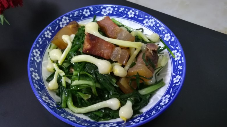 #最下饭的野菜#小根蒜炒腊肉,成品图。
真的是超级香，超级下饭的野菜呢。
凡是吃过这道菜的人都夸好吃，下饭，当然也很好下酒哦。