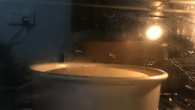 香葱火腿戚风蛋糕(后蛋法),送进提前预热好的烤箱中下层上下火150度50分钟,想知道熟没熟用牙签扎一下,不粘面糊就行