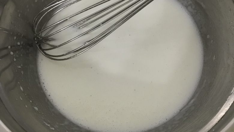 香葱火腿戚风蛋糕(后蛋法),用手动打蛋器搅打完全乳化无油水分离