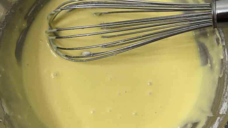 香葱火腿戚风蛋糕(后蛋法),用手动打蛋器搅拌均匀备用