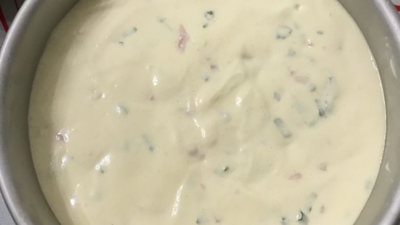 香葱火腿戚风蛋糕(后蛋法),倒入戚风蛋糕8寸摸具里借用刮刀抹平,拿起来震两下,震出气泡