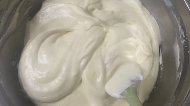 香葱火腿戚风蛋糕(后蛋法),全部加入蛋白糊用刮刀翻拌均匀,不要转圈易消泡
