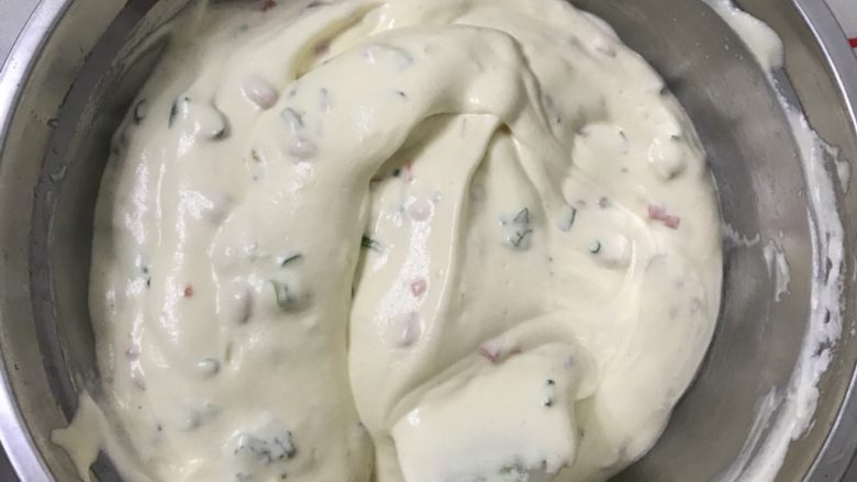 香葱火腿戚风蛋糕(后蛋法),翻伴均匀