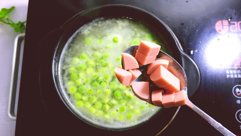 早餐系列之青豆火腿空心粉,当青豆都浮起来时放入火腿丁