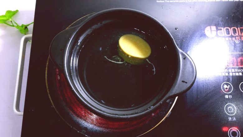 早餐系列之青豆火腿空心粉,在煲里放清水,将浓汤宝放入