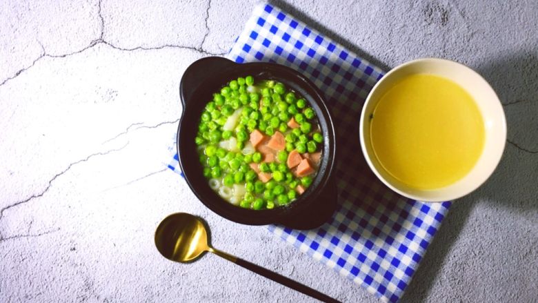 早餐系列之青豆火腿空心粉,煮5分钟关火,多余的汤可以用另一个碗装起来。