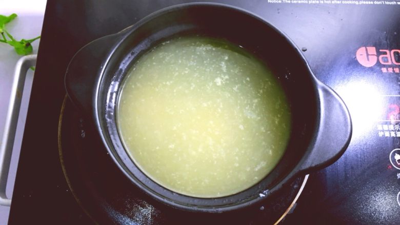 早餐系列之青豆火腿空心粉,放浓汤宝熬好后小火
