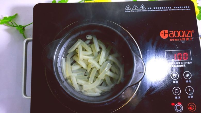 早餐系列之青豆火腿空心粉,准备一个煲,将煲里放水,空心粉放入煮熟