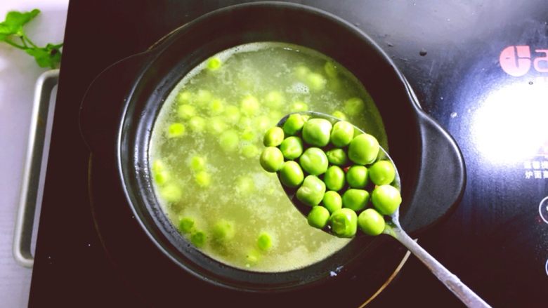 早餐系列之青豆火腿空心粉,将洗干净的青豆放入煲中