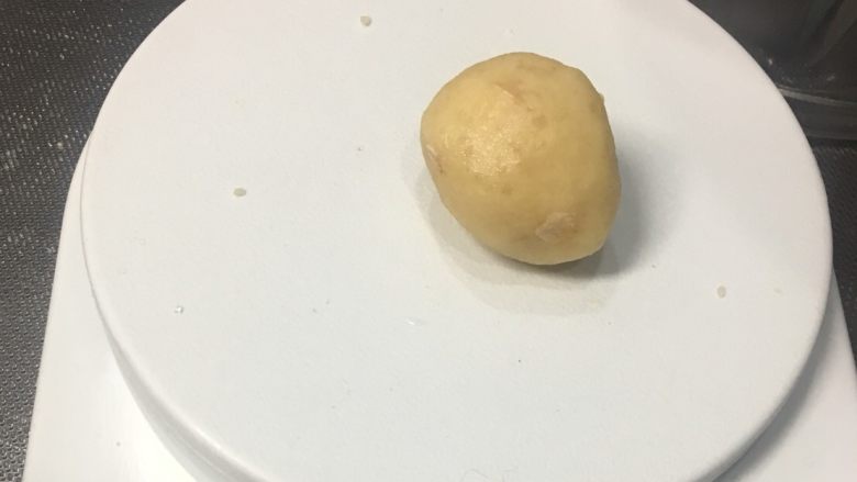 桃酥-燕麦版,分成25g~28g左右一个,搓成圆形,然后放在掌心压扁,形成自然的裂缝