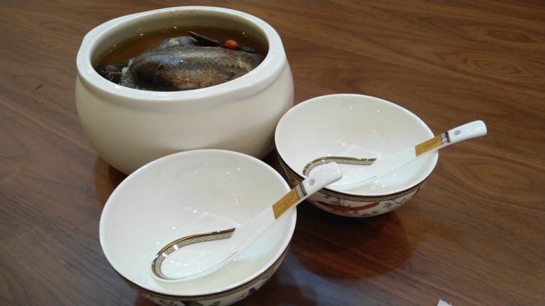 红枣黄芪乌鸡汤,1.<a style='color:red;display:inline-block;' href='/shicai/ 86'>乌鸡</a>去头掉头、颈、屁股（淋巴和油脂比较多，不健康）；
2.<a style='color:red;display:inline-block;' href='/shicai/ 86'>乌鸡</a>加料酒和2片<a style='color:red;display:inline-block;' href='/shicai/ 2800'>生姜</a>焯水；
3.捞出<a style='color:red;display:inline-block;' href='/shicai/ 86'>乌鸡</a>洗干净（这一步不能缺，不然会腥）；
4.<a style='color:red;display:inline-block;' href='/shicai/ 86'>乌鸡</a>入煲，把剩下的<a style='color:red;display:inline-block;' href='/shicai/ 2800'>生姜</a>和葱段塞入<a style='color:red;display:inline-block;' href='/shicai/ 86'>乌鸡</a>肚子里，放入黄芪、<a style='color:red;display:inline-block;' href='/shicai/ 2470'>红枣</a>，倒入纯净水，起锅隔水煮2小时（汤不滚，更健康）；
5.炖煮1小时后，每半小时撇一次浮油，否则会很腻；
6.起锅10分钟前加<a style='color:red;display:inline-block;' href='/shicai/ 673'>枸杞</a>；
7.出锅就可以喝了，鸡肉可以蘸调料吃（调料：美极鲜酱油、蚝油、小米辣、葱末调匀）很嫩很好吃哦～