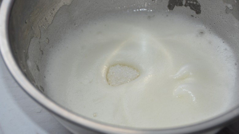 火龙果酸奶溶豆,继续高速打发至细腻的泡,再加1/3糖。