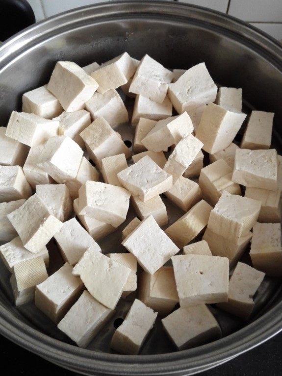 红油腐乳,老豆腐两大块,沥干水份,切成腐乳大小的方块,放在蒸锅的蒸屉上。我这个蒸屉有点小摆不开就放了两层,最好分开放啊。