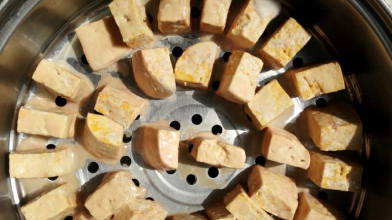 红油腐乳,这是春天做乳化的,才三四天,跟上次不同,没长白毛,就是表面很黄很粘,湿哒哒的
