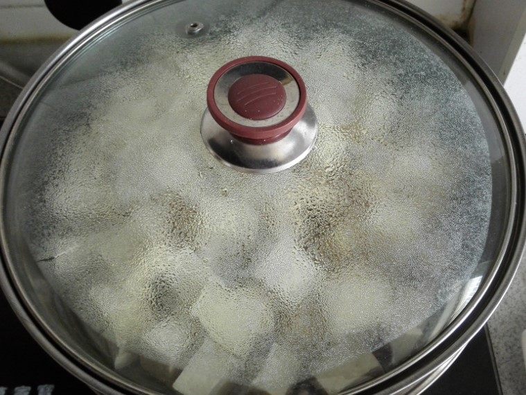 红油腐乳,盖上锅盖,注意不要太密封,我的锅本来不是很严实,所以就直接盖上了。(注意啊,不要只看图片,有的朋友看图片,把豆腐蒸了,我也真是佩服,我辛苦码字,他们居然这样对待我的成果)图是第二天的样子,锅盖上有水雾了,注意不要让水气滴到豆腐上,盖子错开些。