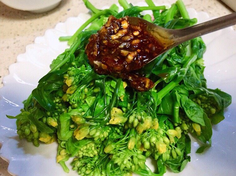 春食野菜~蚝油蒜泥田野油菜花,把刚才调好的佐料浇在上面