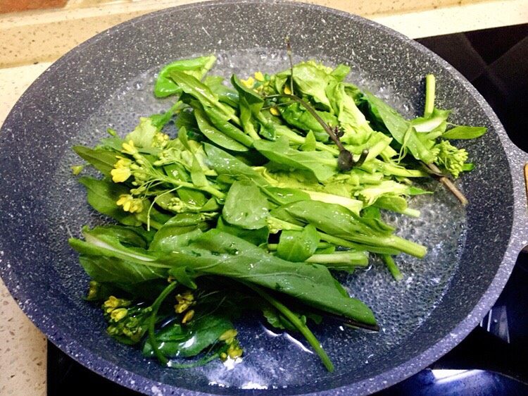 春食野菜~蚝油蒜泥田野油菜花,水开后放入油菜花