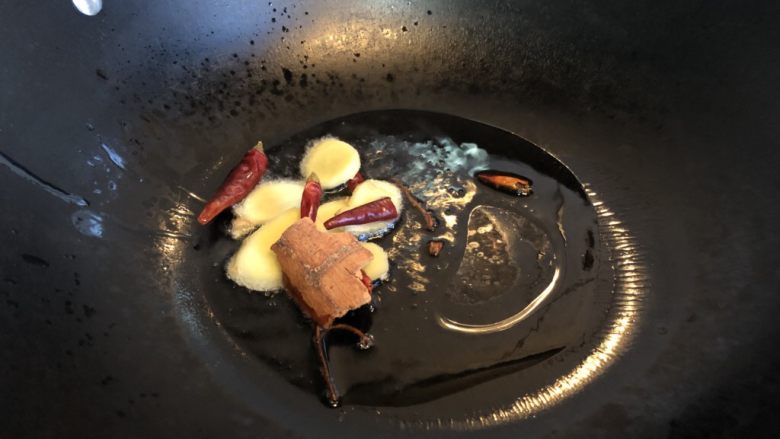 浓郁红烩牛肉,热锅凉油,加入香料后转小火,慢慢熬出香味。