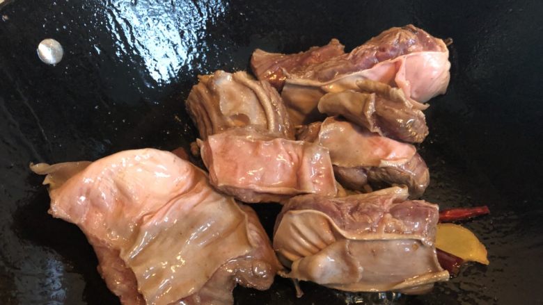 浓郁红烩牛肉,加一茶匙<a style='color:red;display:inline-block;' href='/shicai/ 10588'>糖</a>,帮助炒出香味。至牛肉略缩小,关火。