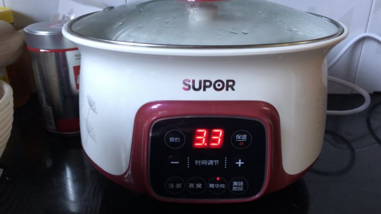 浓郁红烩牛肉,盖上内外两只盖子,炖3个半小时。