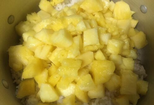 版纳香甜糯萝饭,把糯米转入一个稍大的盆里,放入凤梨肉