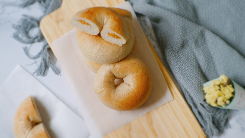 无油黑麦肉松贝果面包