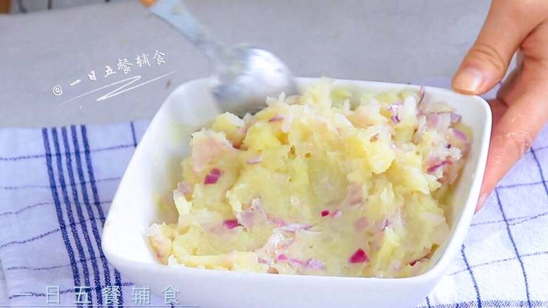 芝心土豆球,洋葱切丁,加少许橄榄油,煸炒出香味变软,和土豆泥一起搅拌均匀。