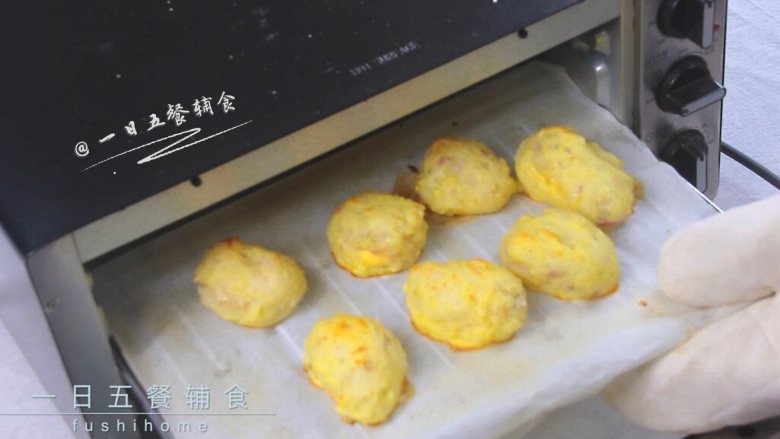 芝心土豆球,烤箱预热,190度,18分钟。