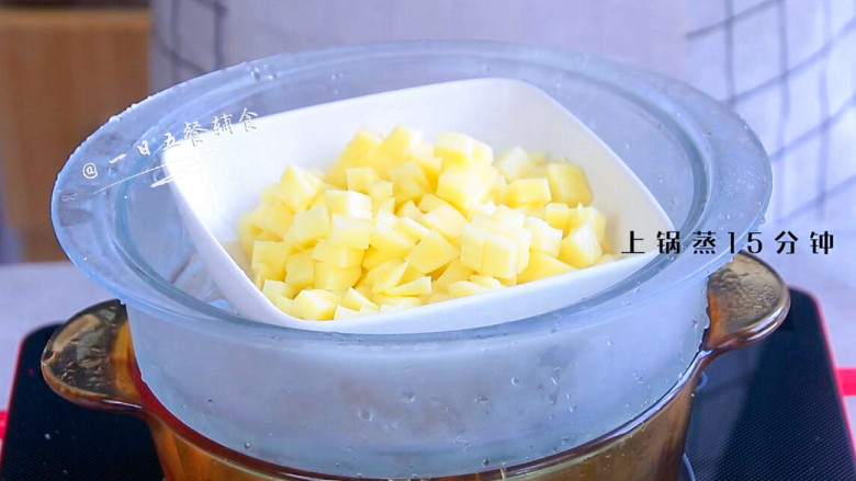 芝心土豆球,土豆切丁,上锅蒸15分钟。
