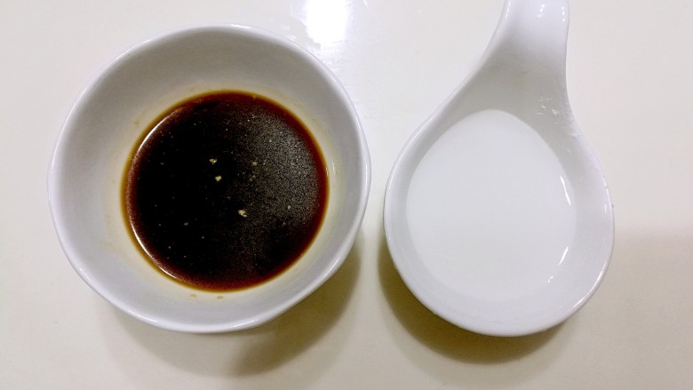 豆角烧茄子,在一个碗中倒入<a style='color:red;display:inline-block;' href='/shicai/ 788'>生抽</a>2大匙，蚝油1大匙，砂糖1小匙，<a style='color:red;display:inline-block;' href='/shicai/ 756'>鸡精</a>1/4小匙调成料汁，在另一个碗里放入<a style='color:red;display:inline-block;' href='/shicai/ 512'>玉米淀粉</a>，再倒入清水调匀成淀粉水备用。