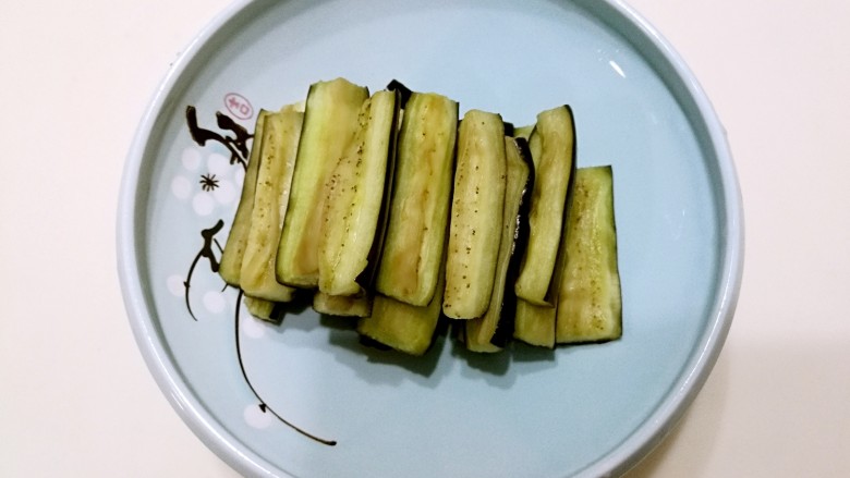 豆角烧茄子,茄子腌好后,挤干水份备用。