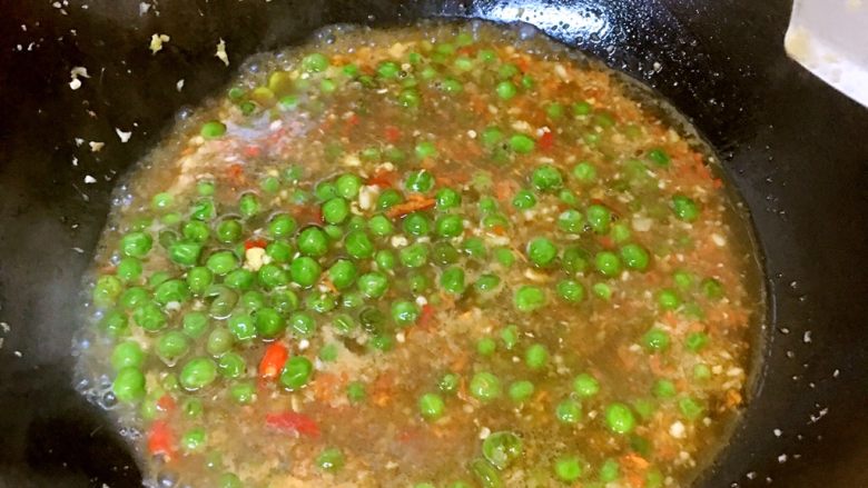 虾仁豌豆,1.虾线虾脚都剪掉,洗干净
2.用料酒一勺,盐少许泡20分钟
3.倒油,一个一个虾放进去煎,然后翻面,至7分熟。
4.把虾仁捞起来。
5.放下<a style='color:red;display:inline-block;' href='/shicai/ 148'>豌豆</a>,用之前的油先大火翻炒<a style='color:red;display:inline-block;' href='/shicai/ 148'>豌豆</a>1分钟,倒下生姜和蒜泥,<a style='color:red;display:inline-block;' href='/shicai/ 8778'>尖椒</a>泥,再加上之前泡虾的料酒和水一起倒下锅里,料酒可以多一点,倒水小半碗,加盐,煮豆。
6.把虾放进一起烧。
7.快烧干水一起装入盘中。