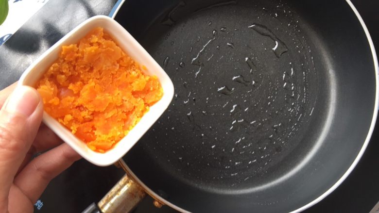 咸蛋黄焗冻豆腐,倒入咸蛋黄翻炒片刻