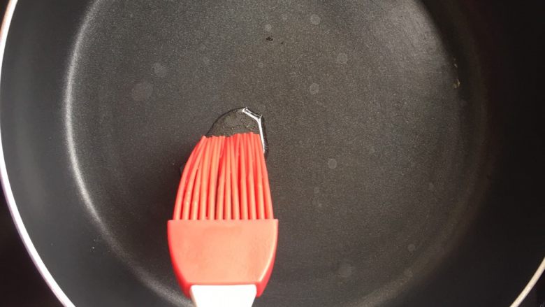 咸蛋黄焗冻豆腐,热锅刷油