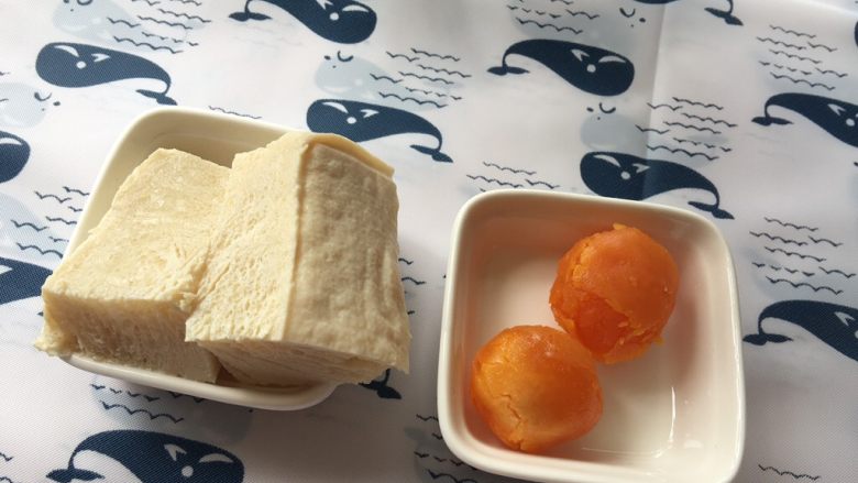 咸蛋黄焗冻豆腐,准备食材
