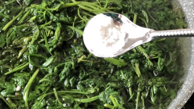 时令菜谱-网红艾草青团,重新加没过艾草的水,加半勺食用碱,煮到艾草软烂。