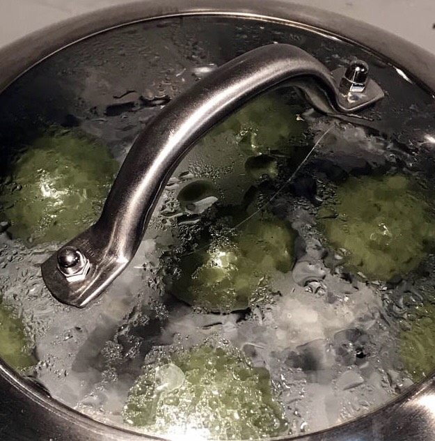 时令菜谱-网红艾草青团,水开后,蒸12分钟。