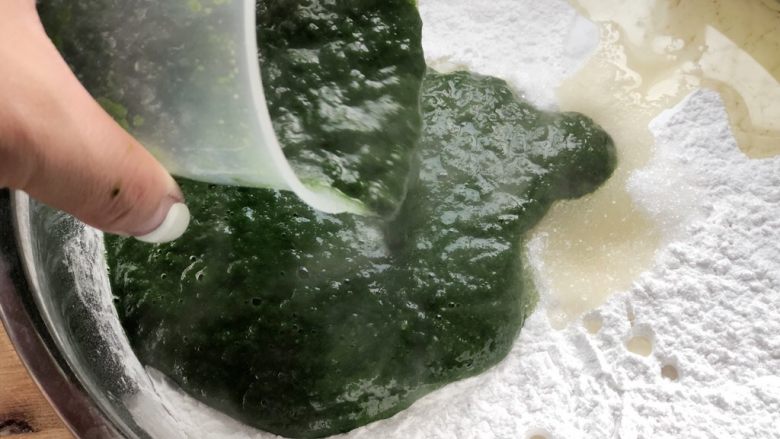 时令菜谱-网红艾草青团,将艾草糊称热倒入粘米粉和糯米粉中,根据米粉的吸水性,用筷子边搅拌边倒。我一共加了510ml艾草糊。