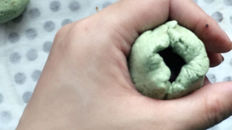 时令菜谱-网红艾草青团,用虎口往上推,慢慢的收口。
