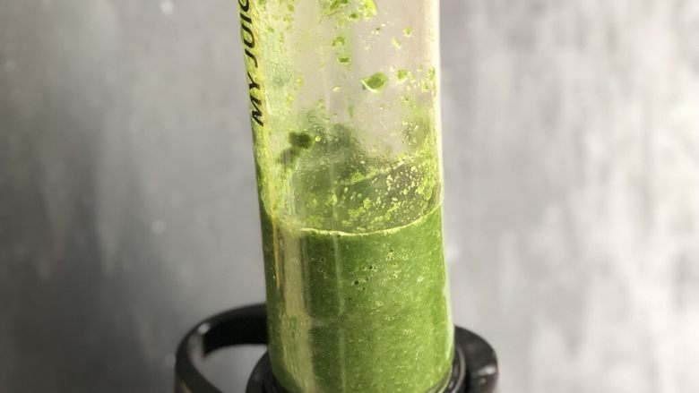 时令菜谱-网红艾草青团,取出艾草,连同汁水一起放入料理机,搅拌成艾草糊。